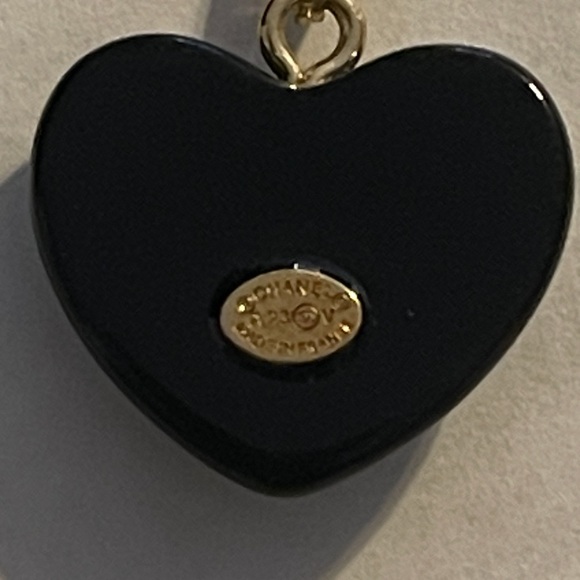 Channel zipper pull. Black heart with gold tone CC. Approximately sz of Quarter. - Picture 6 of 9